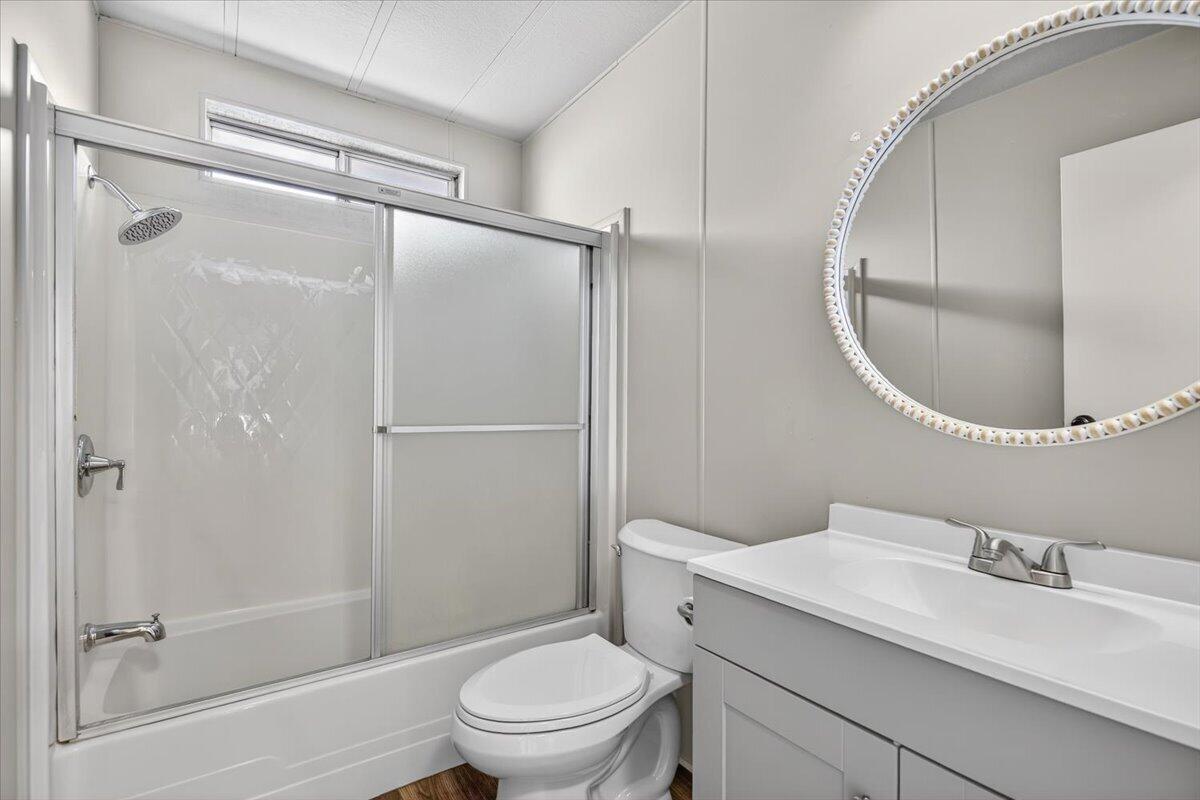 555 Freeman Road, Unit 127 Central Point, OR 97502 - Photo 18 of 32 a bathroom with a sink toilet and shower