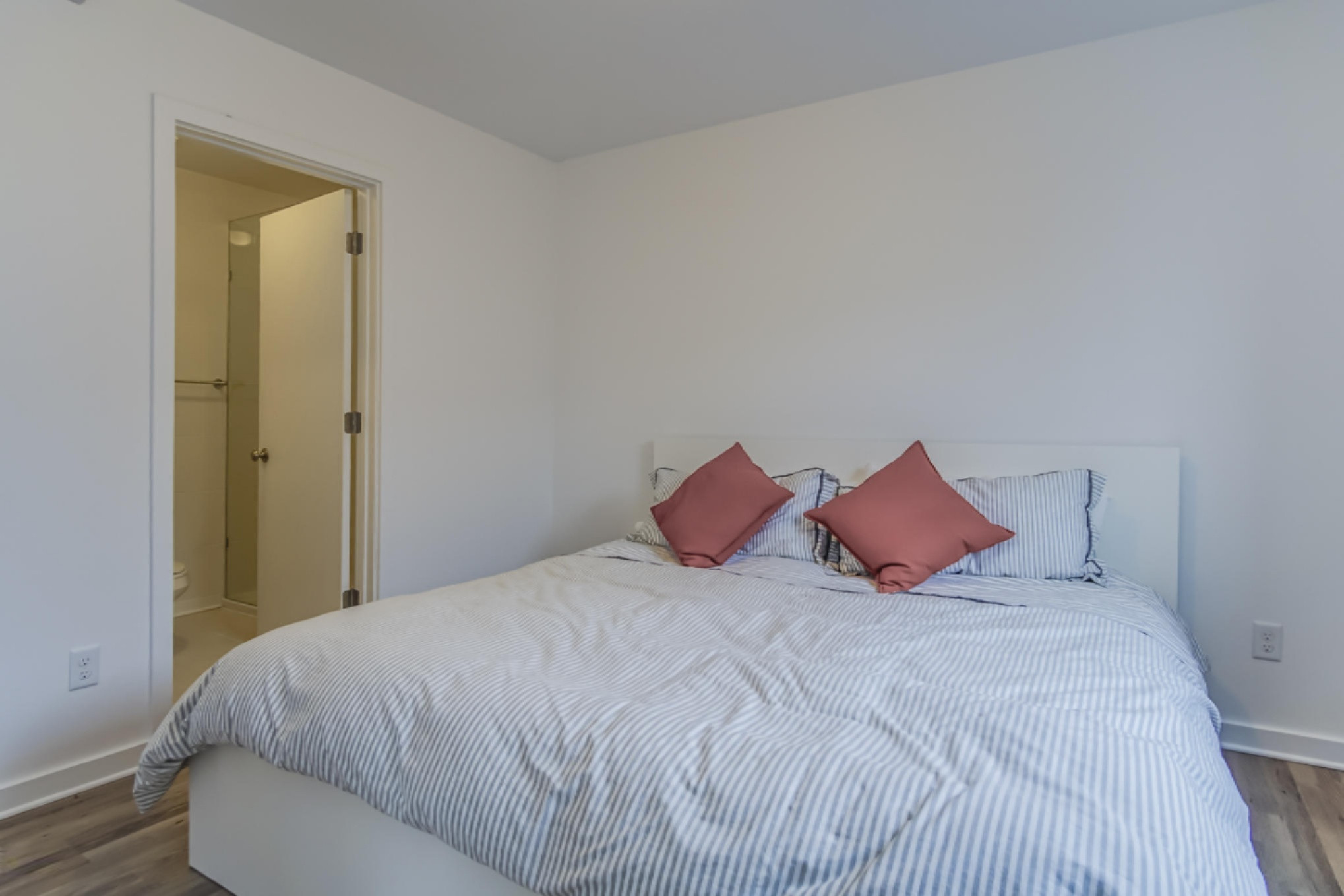 129 Griffith Street, Unit 203 Saugatuck, MI 49453 - Photo 10 of 22 DSC02128