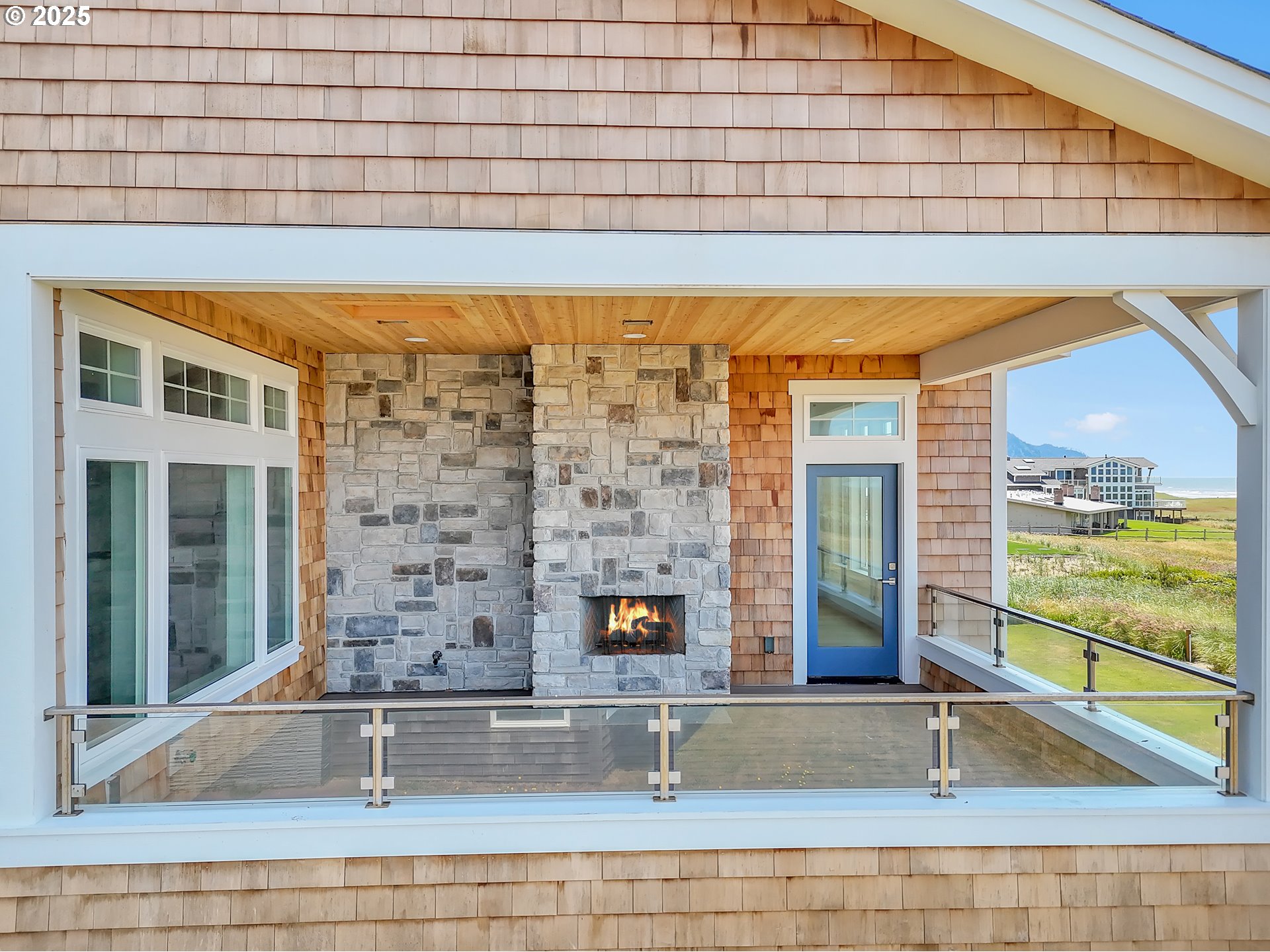 1400 North Ocean Avenue Gearhart, OR 97138 - Photo 15 of 35 a living room with window