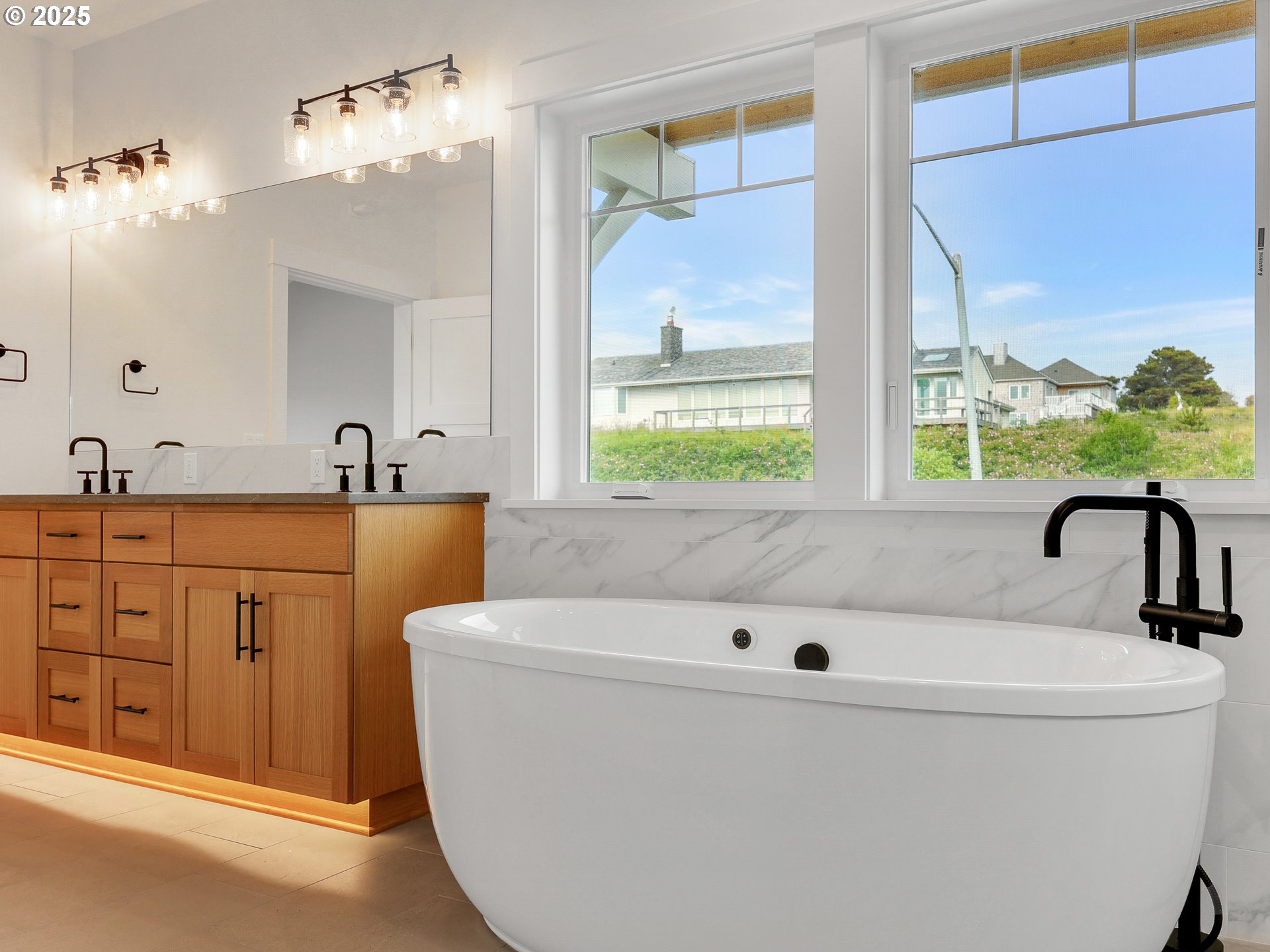 1400 North Ocean Avenue Gearhart, OR 97138 - Photo 26 of 35 a bathroom with a tub sink and mirror