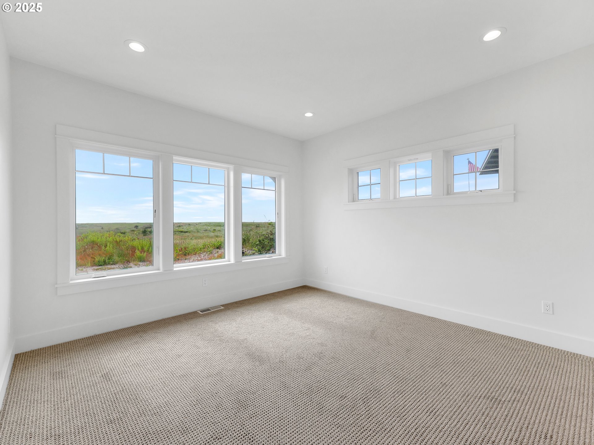 1400 North Ocean Avenue Gearhart, OR 97138 - Photo 29 of 35 an empty room with windows