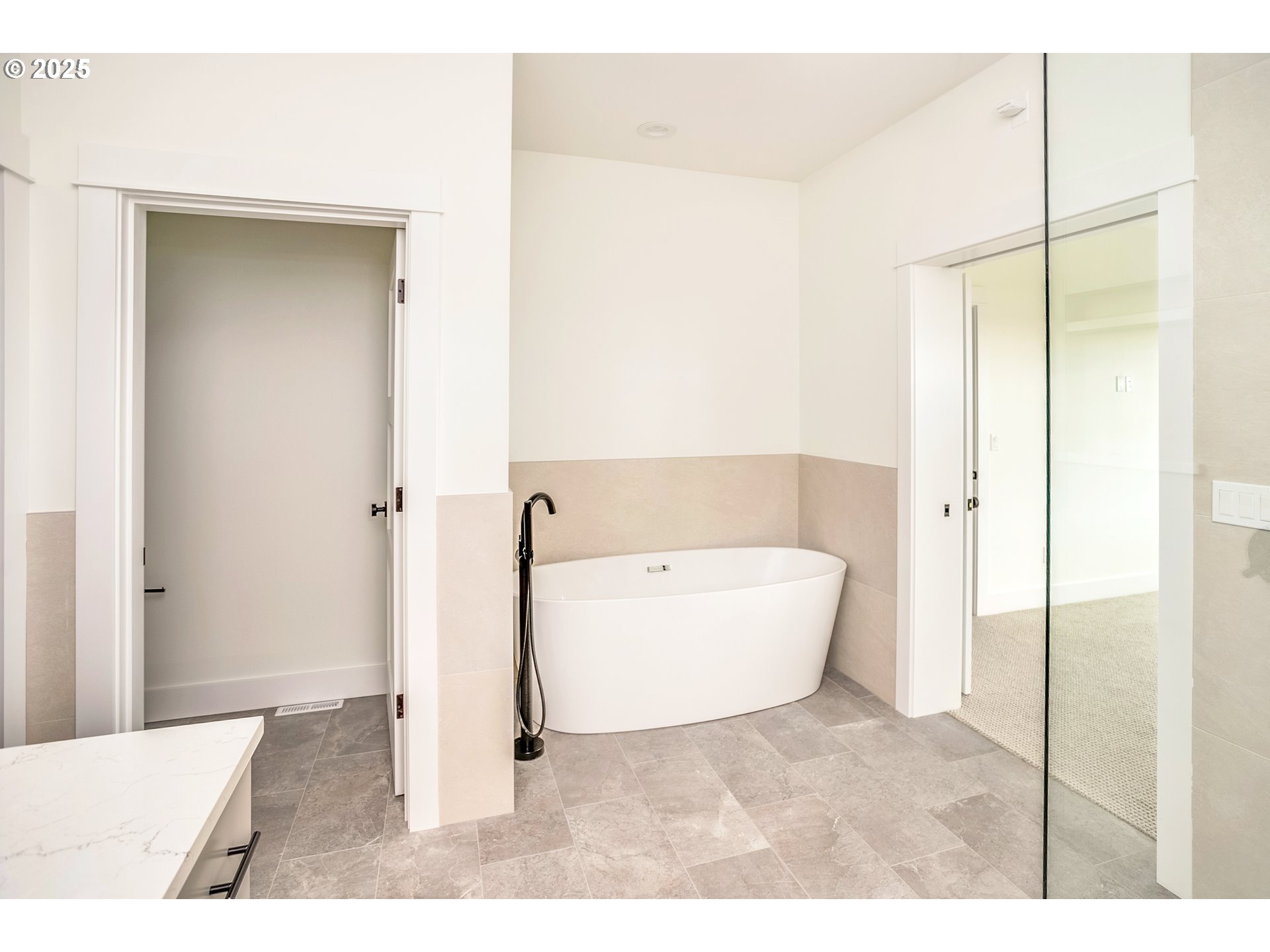 1400 North Ocean Avenue Gearhart, OR 97138 - Photo 30 of 35 a bathroom with a bathtub and a shower