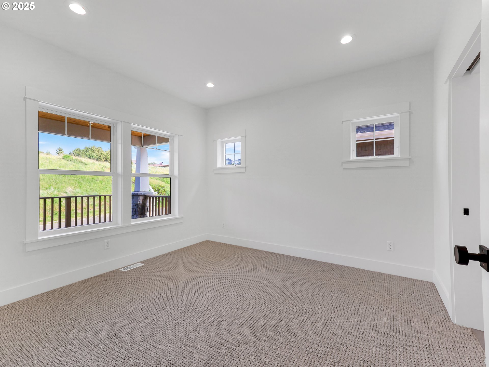 1400 North Ocean Avenue Gearhart, OR 97138 - Photo 31 of 35 an empty room with a window