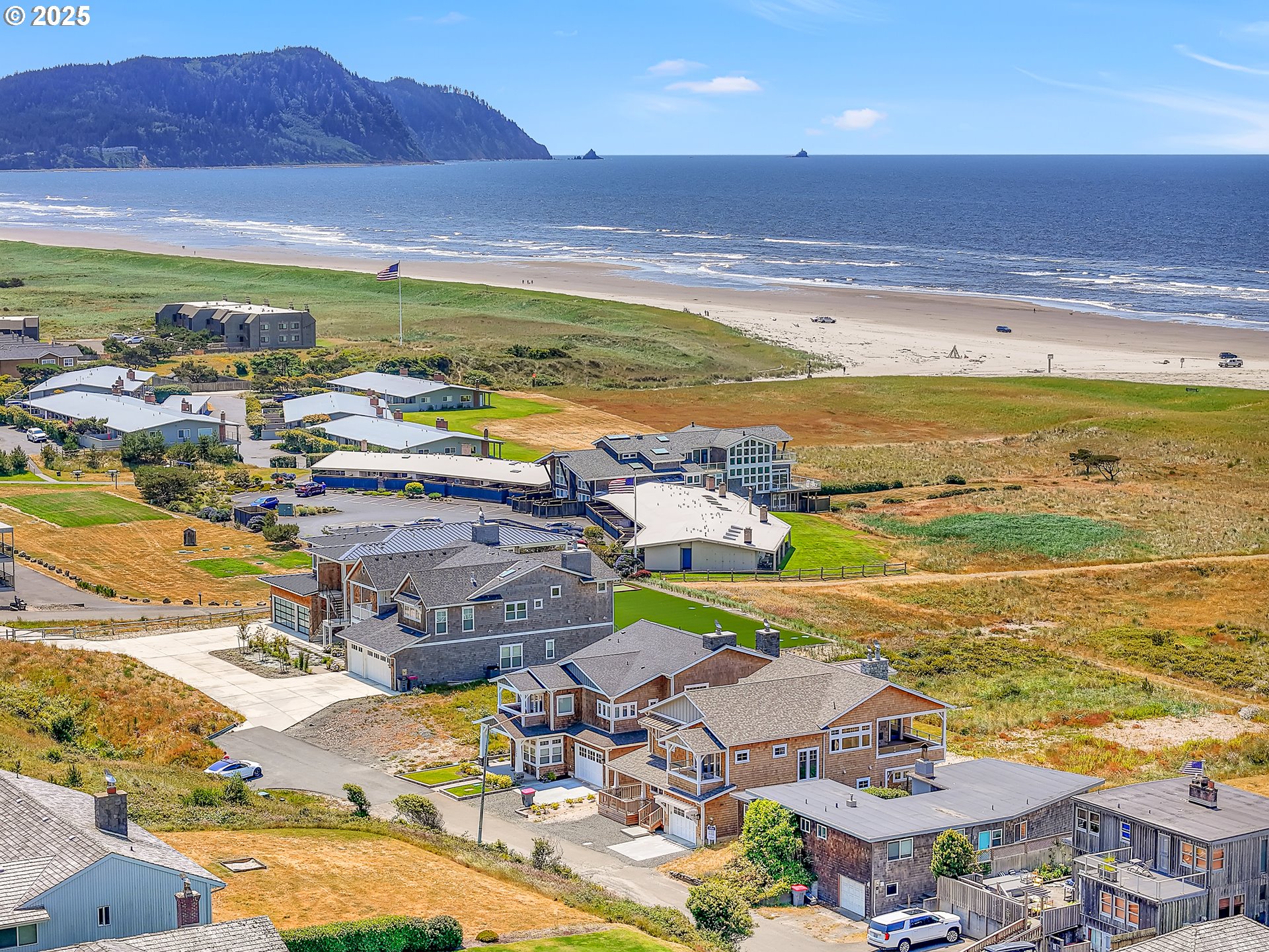 1400 North Ocean Avenue Gearhart, OR 97138 - Photo 4 of 35 a view of a city with an ocean