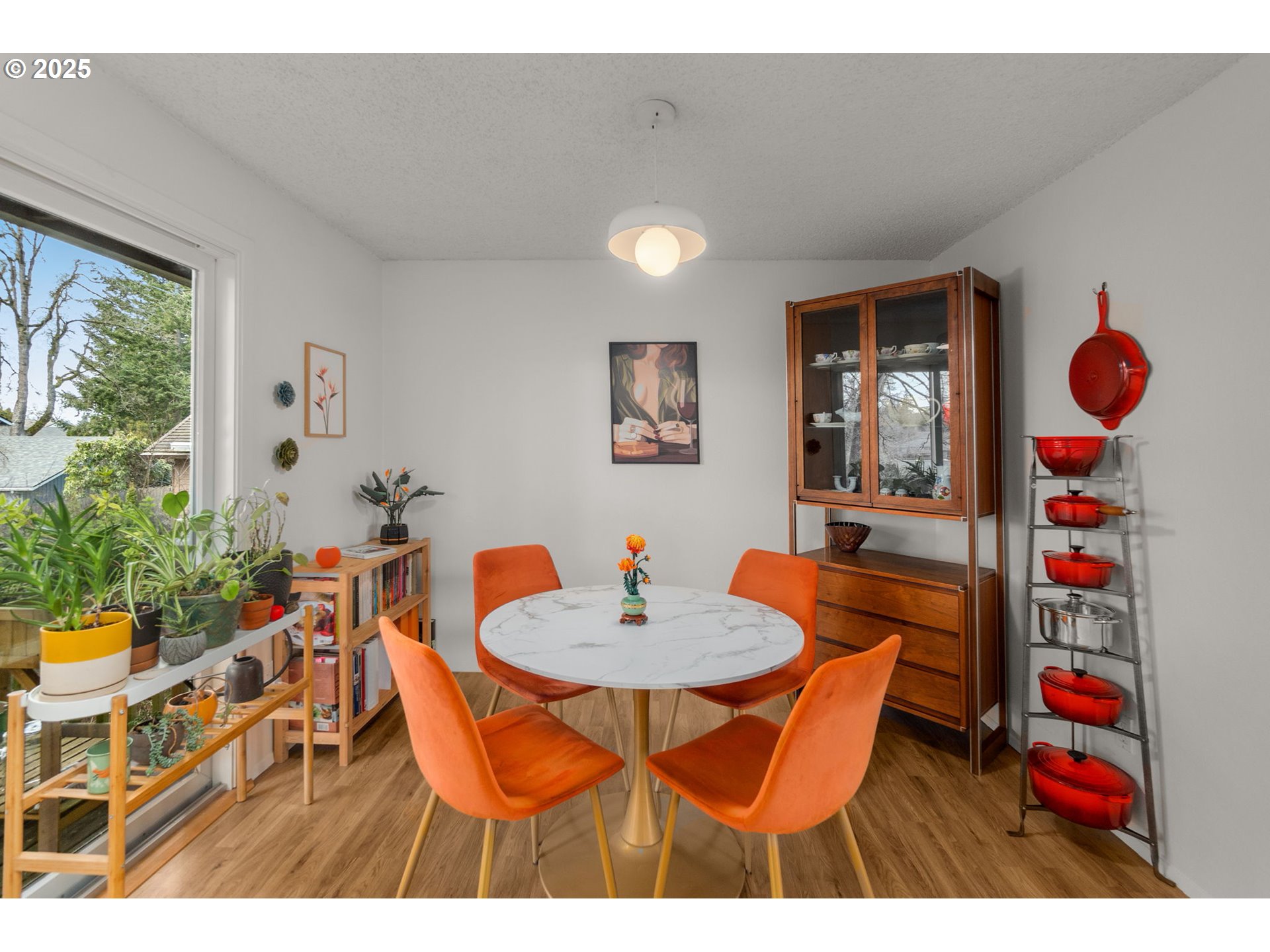 303 Cherry Avenue Oregon City, OR 97045 - Photo 9 of 30 a dining room with a table and chairs