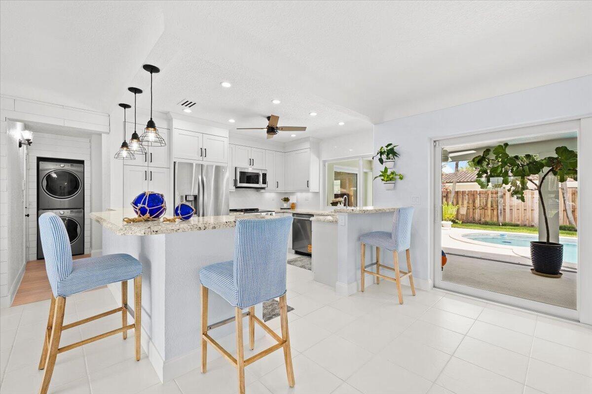 38 Southwest 10th Avenue Boca Raton, FL 33486 - Photo 13 of 44 Kitchen | Granite Breakfast Bar