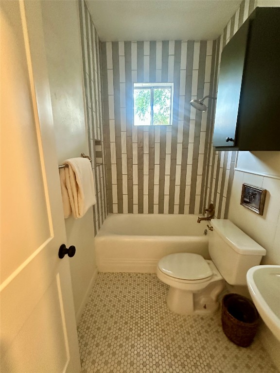 1700 Houston Street, Unit 201 Austin, TX 78756 - Photo 10 of 26 a bathroom with a toilet a sink and a bathtub