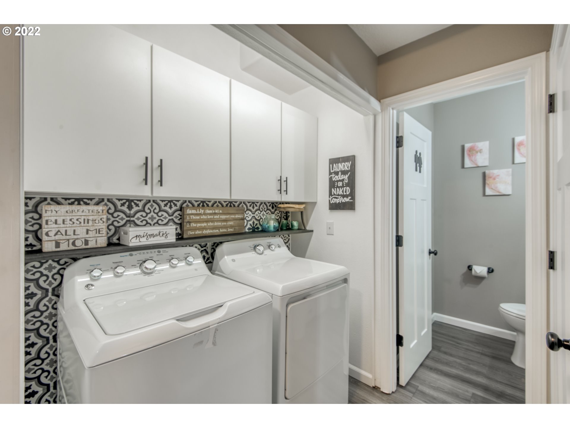 10463 Southwest Laurel Road Beaverton, OR 97005 - Photo 4 of 28 a utility room with dryer and washer