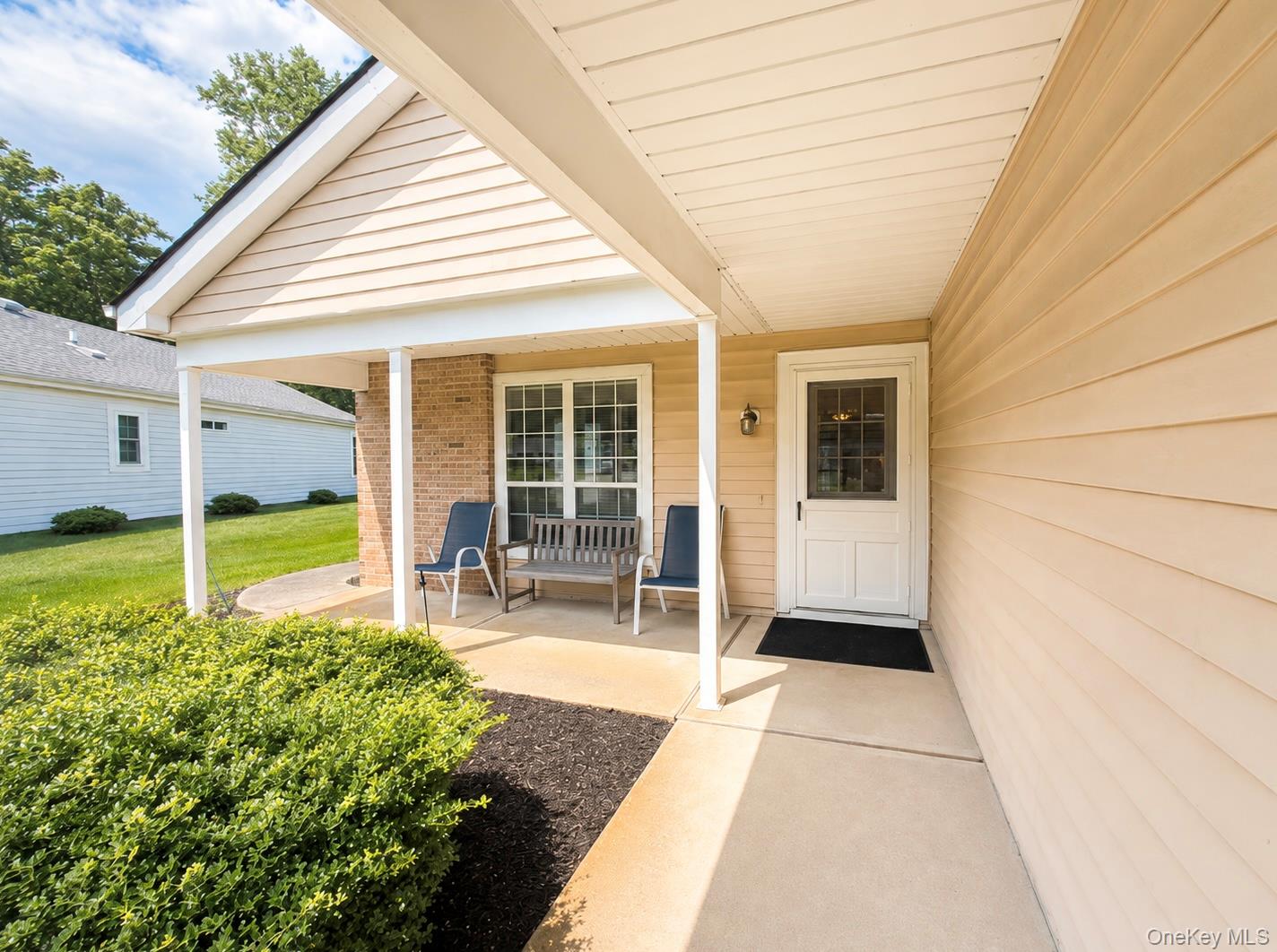 545 Stratford Lane Ridge, NY 11961 - Photo 5 of 17 Gallery Image 5