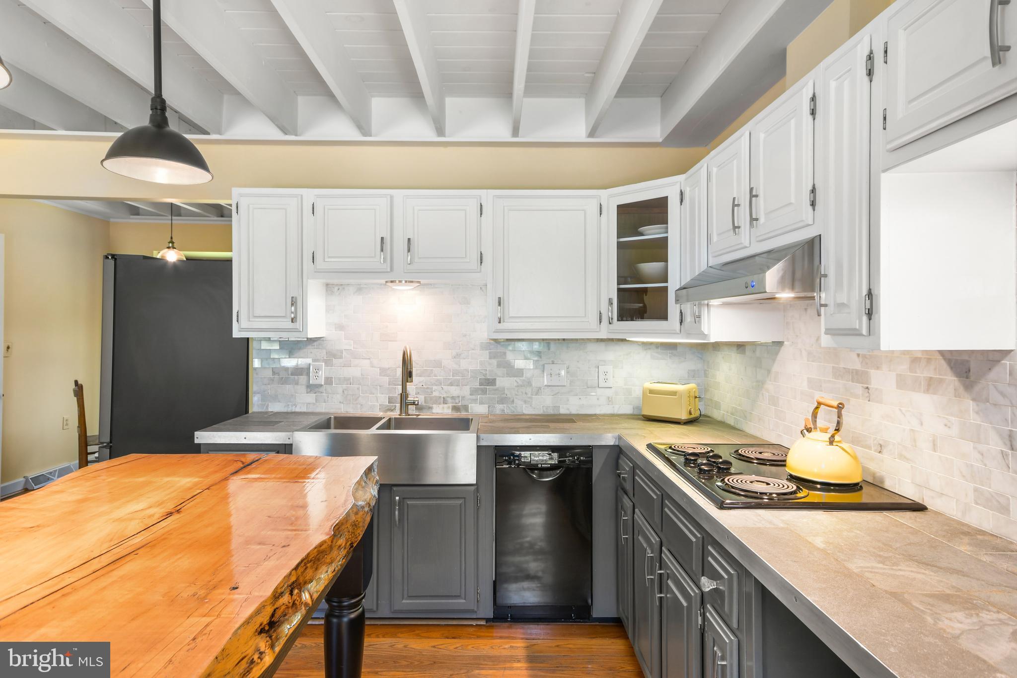 11628 White Hall Road Smithsburg, MD 21783 - Photo 36 of 111 Two-tone cabinets are on-trend
