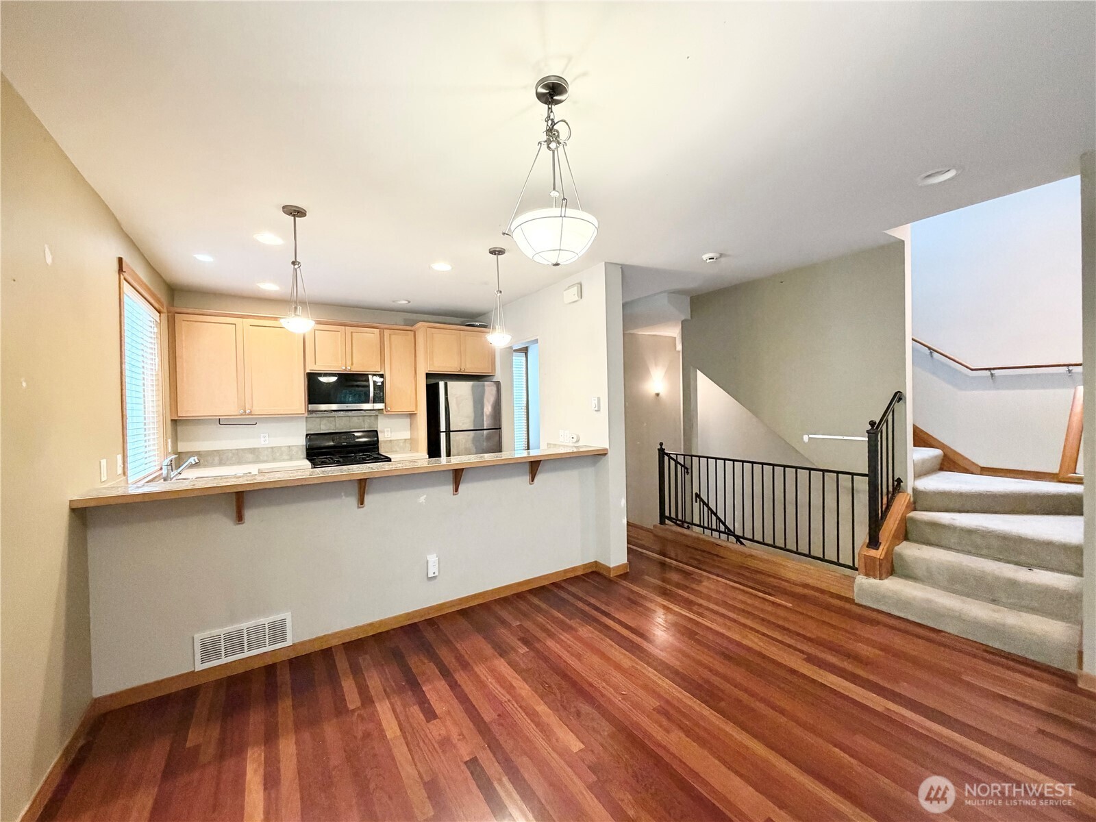9216 Stone Avenue North, Unit B Seattle, WA 98103 - Photo 7 of 28
