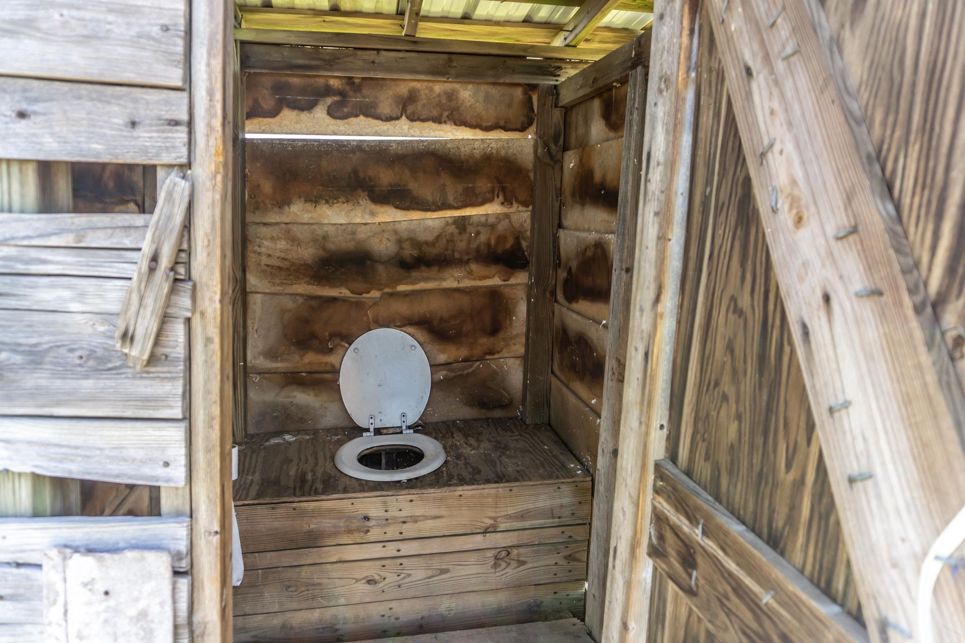 70 Collins Road Greeneville, TN 37745 - Photo 29 of 93 YEP, outhouse for bunkhouse