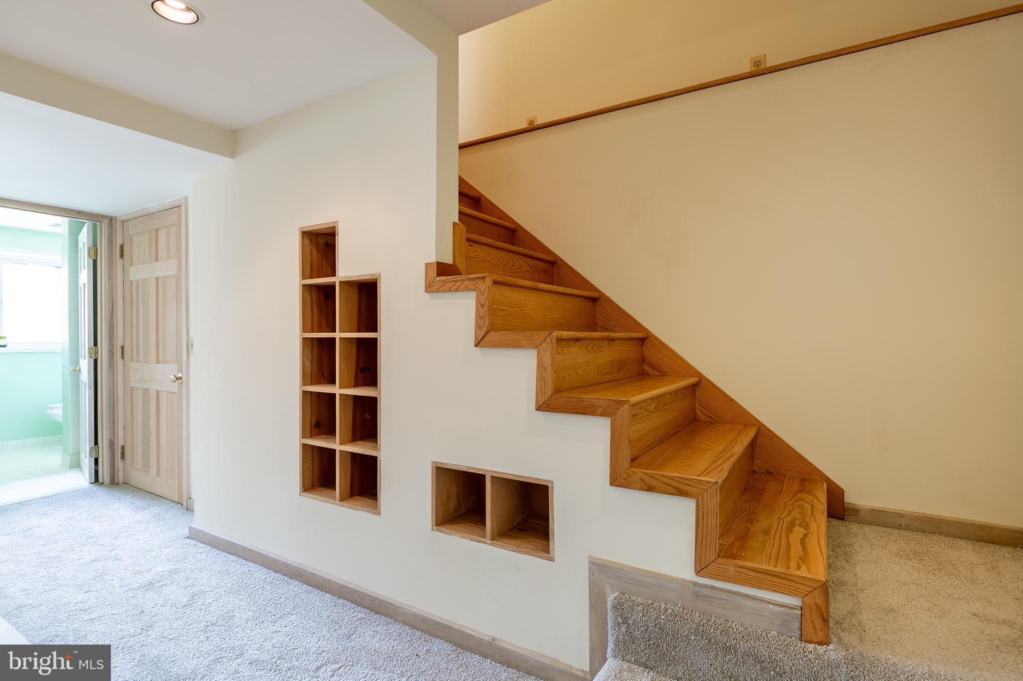 1432 Ravine Way Arnold, MD 21012 - Photo 31 of 50 Steps to the lower level w/storage cubbies.