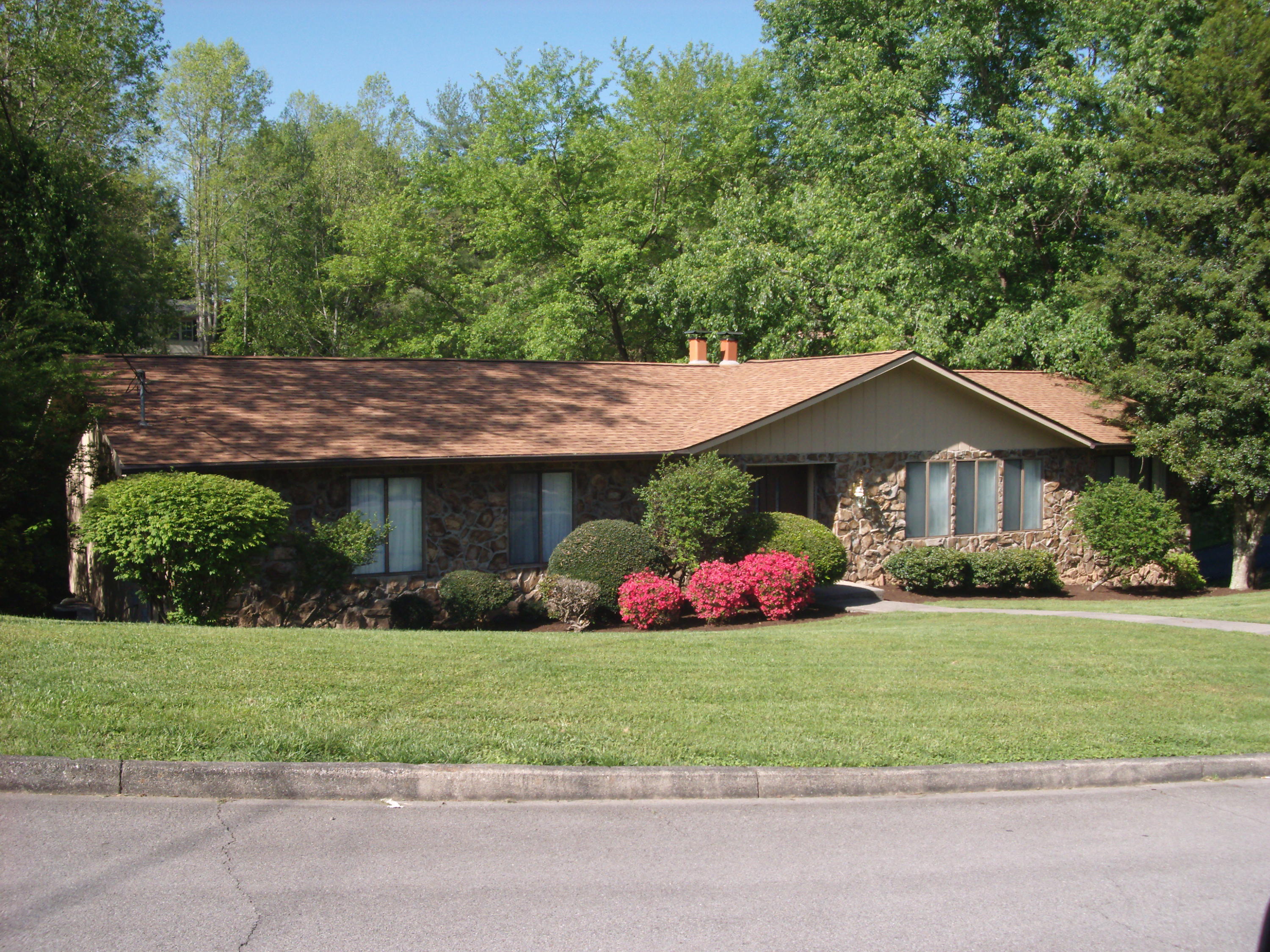 102 Garnet Lane Oak Ridge, TN 37830 - Photo 1 of 25 -