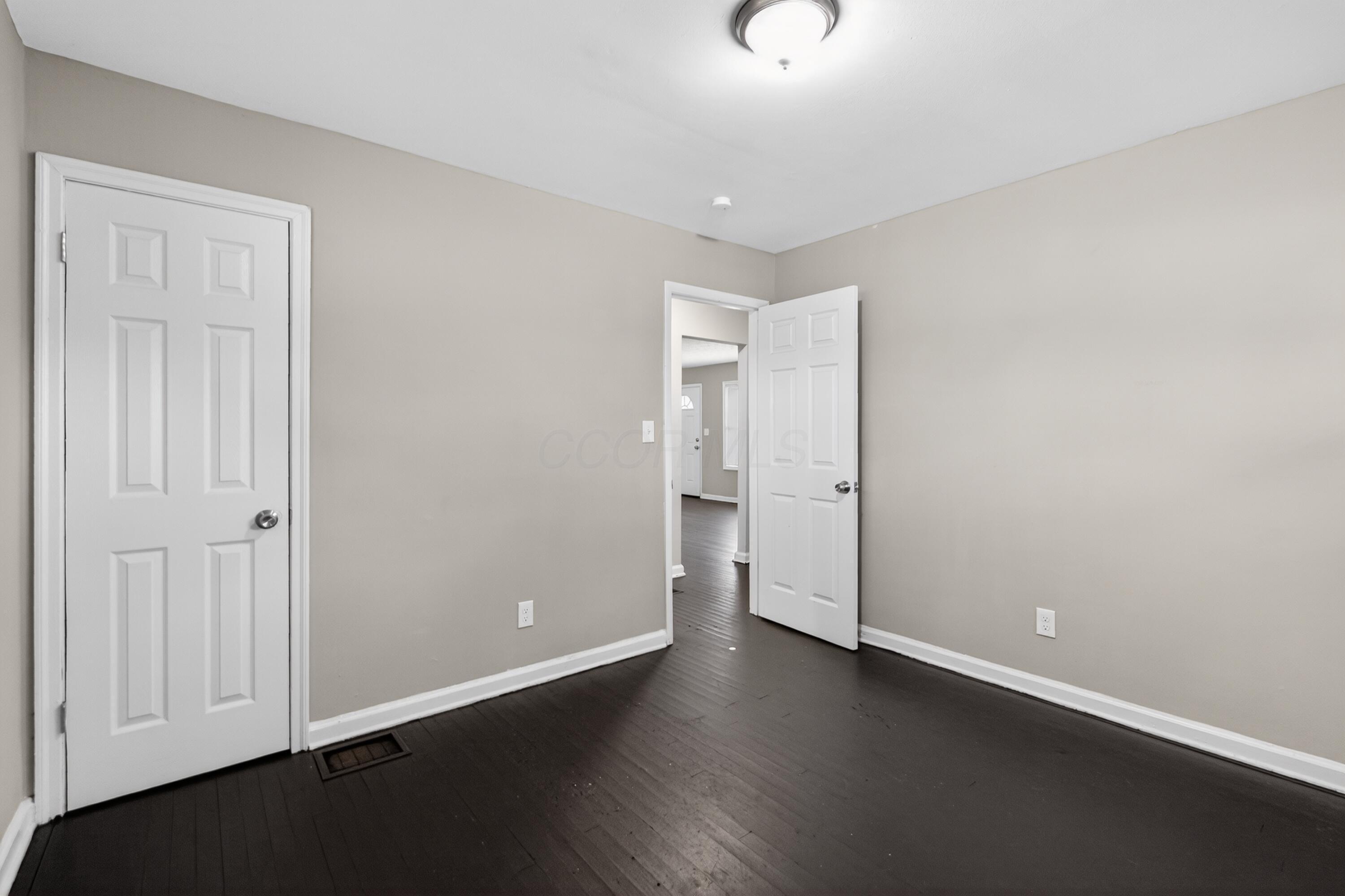 1024 South Kellner Road Columbus, OH 43209 - Photo 10 of 15 10_1024_S_Kellner_Rd-Bedroom-r-18