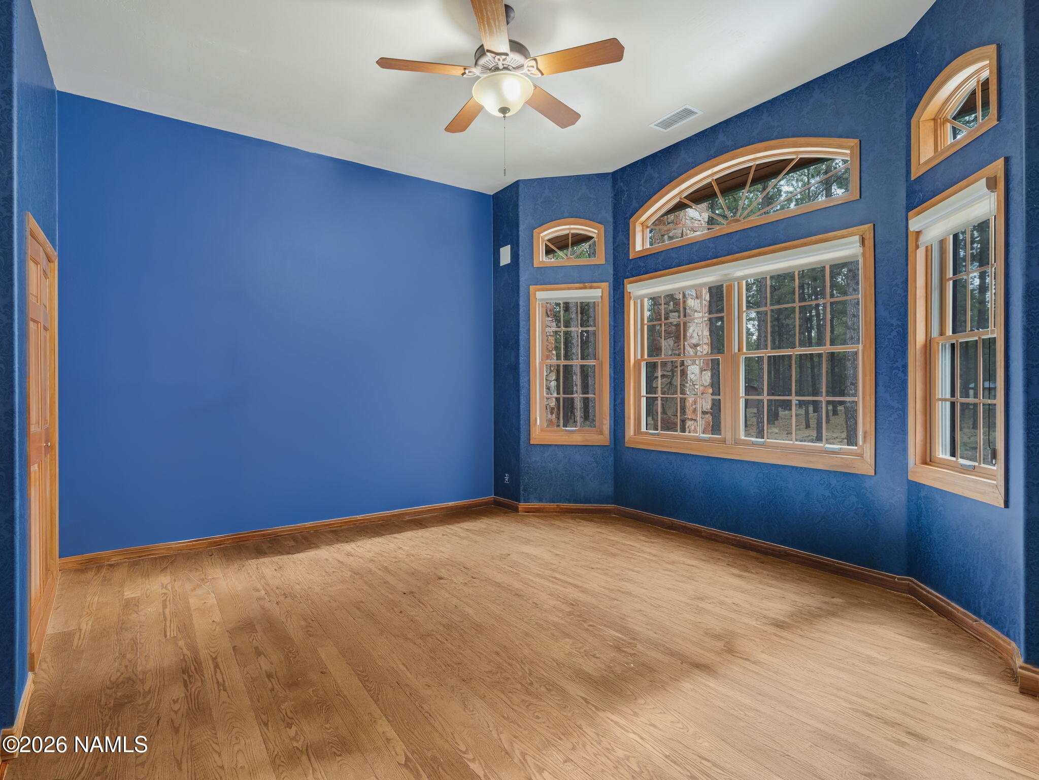 5415 North Fort Valley Road Flagstaff, AZ 86001 - Photo 35 of 64 an empty room with windows