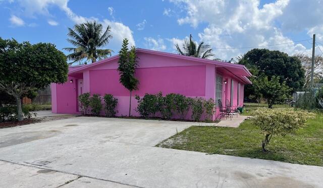 130 Mentone Road Boynton Beach, FL 33435 - Photo 4 of 26 a view of a house with a yard and tree s