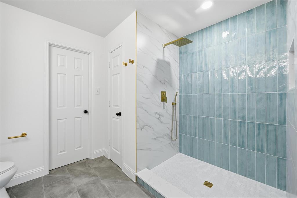 13841 Sonterra Ranch Road Fort Worth, TX 76262 - Photo 22 of 30 Upstairs 2nd Primary Ensuite Bath