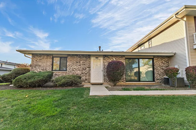 $2,000 | 1303 Yarmouth Court, Unit 1303, Schaumburg, IL 60193