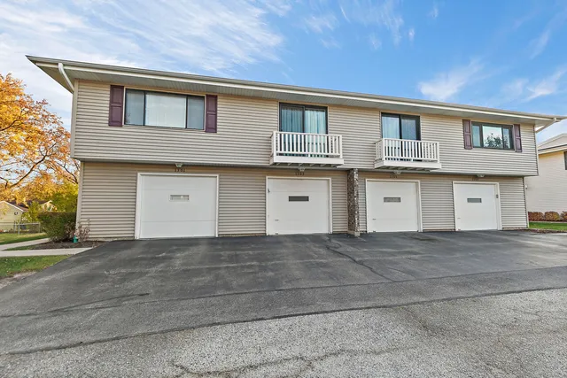 $2,000 | 1303 Yarmouth Court, Unit 1303, Schaumburg, IL 60193