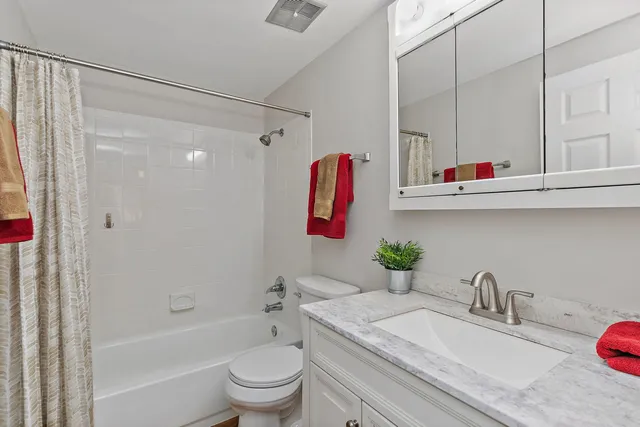 $2,000 | 1303 Yarmouth Court, Unit 1303, Schaumburg, IL 60193