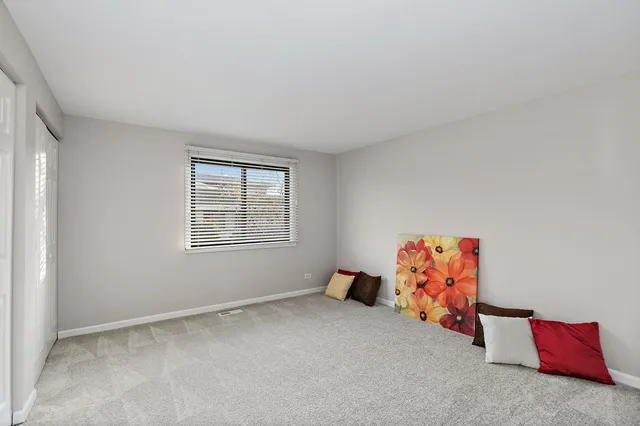 $2,000 | 1303 Yarmouth Court, Unit 1303, Schaumburg, IL 60193