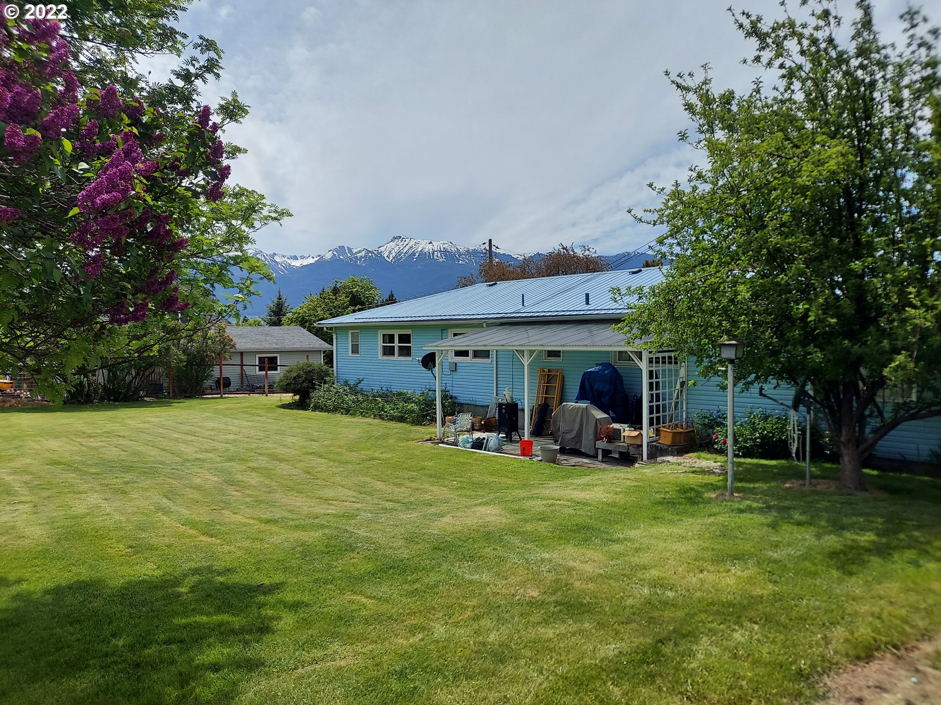 303 Northeast 2nd Street Enterprise, OR 97828 - Photo 16 of 19 a view of a big room with table and chairs under an umbrella