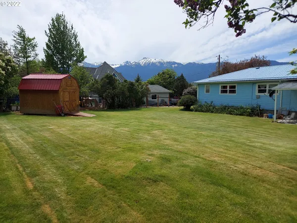a view of a house with a yard