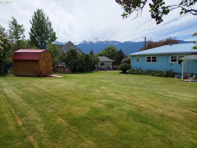a view of a house with a yard