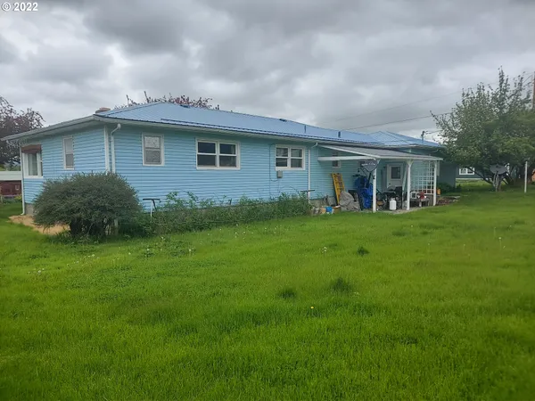 a view of a house with a backyard