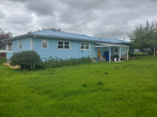 a view of a house with a backyard