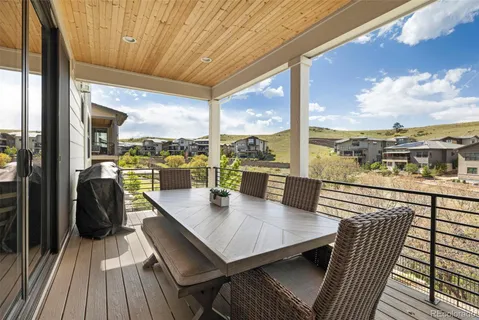a view of livingroom with furniture
