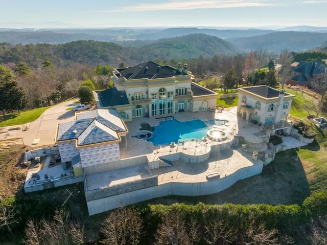 a view of entryway and hall
