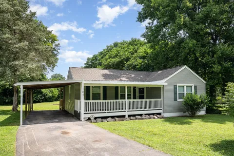 a view of house with a yard