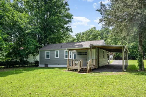 a view of a house with backyard porch and garden