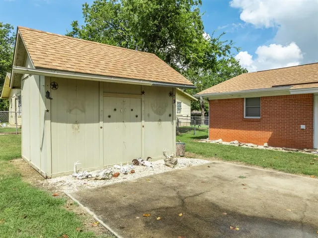 a view of a walk in closet