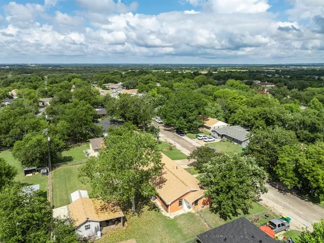 an aerial view of a house with yard swimming pool and lake view
