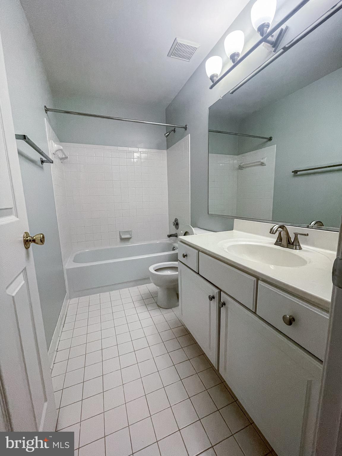 5241 Downing Road Baltimore, MD 21212 - Photo 19 of 24 2nd full bath on top floor