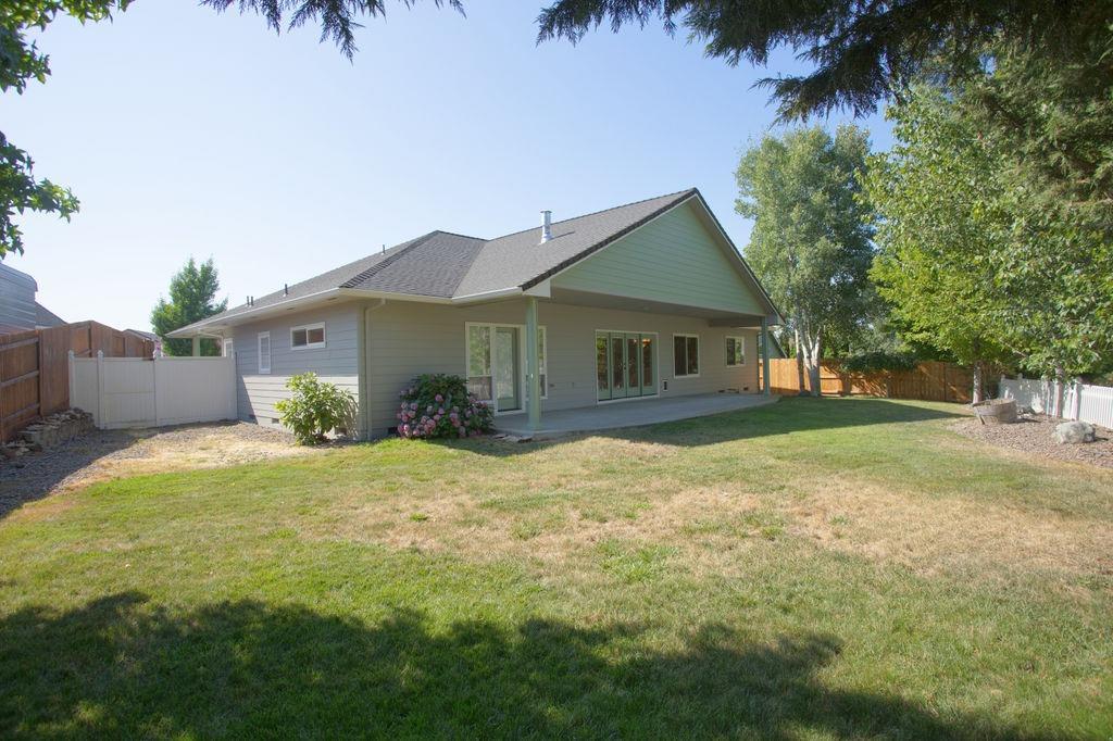 914 Ridgeview Drive Eagle Point, OR 97524 - Photo 9 of 34 a front view of a house with a garden and trees