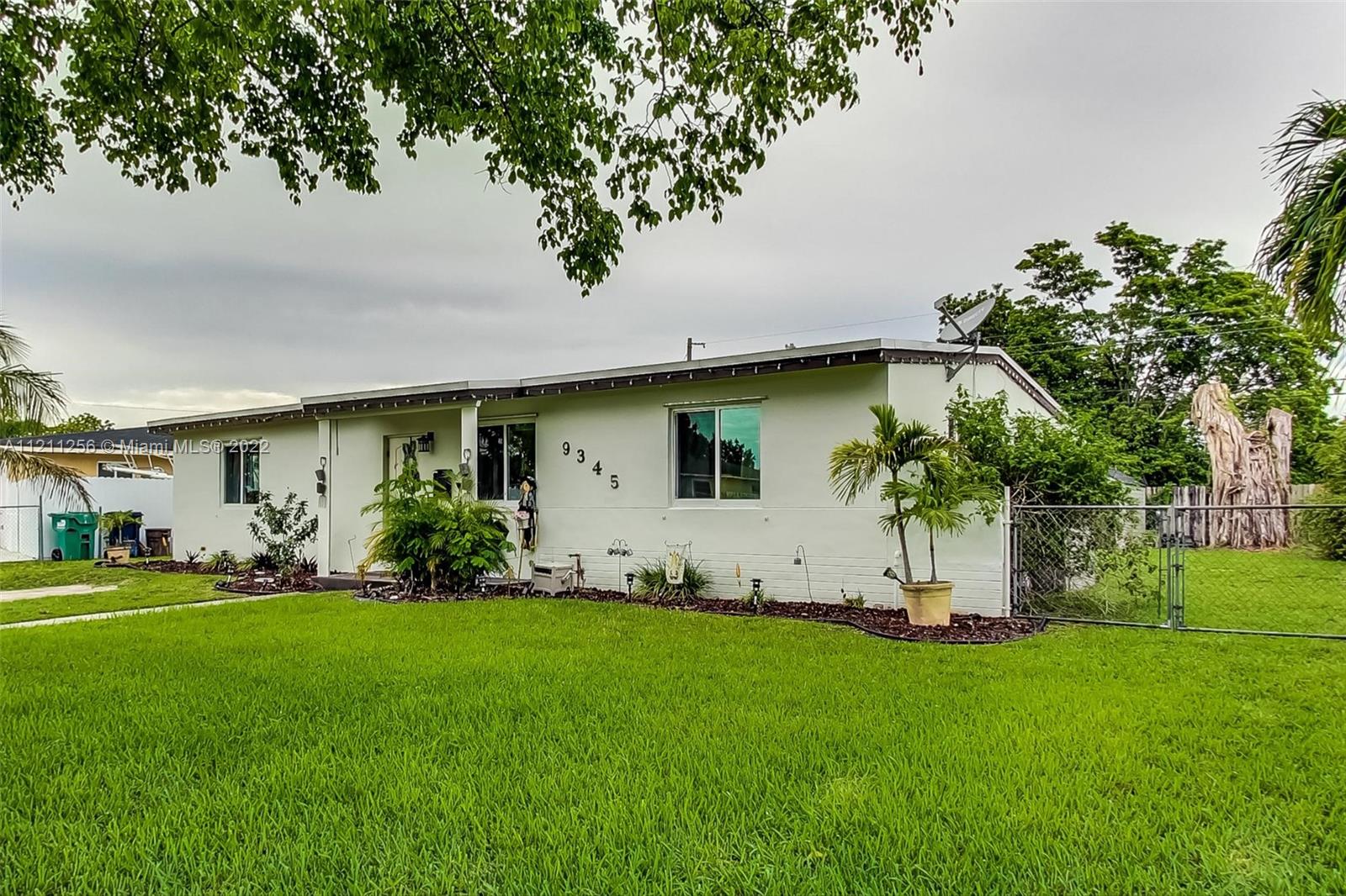 9345 Southwest 42nd Terrace Miami, FL 33165 - Photo 4 of 48 a front view of house with a garden