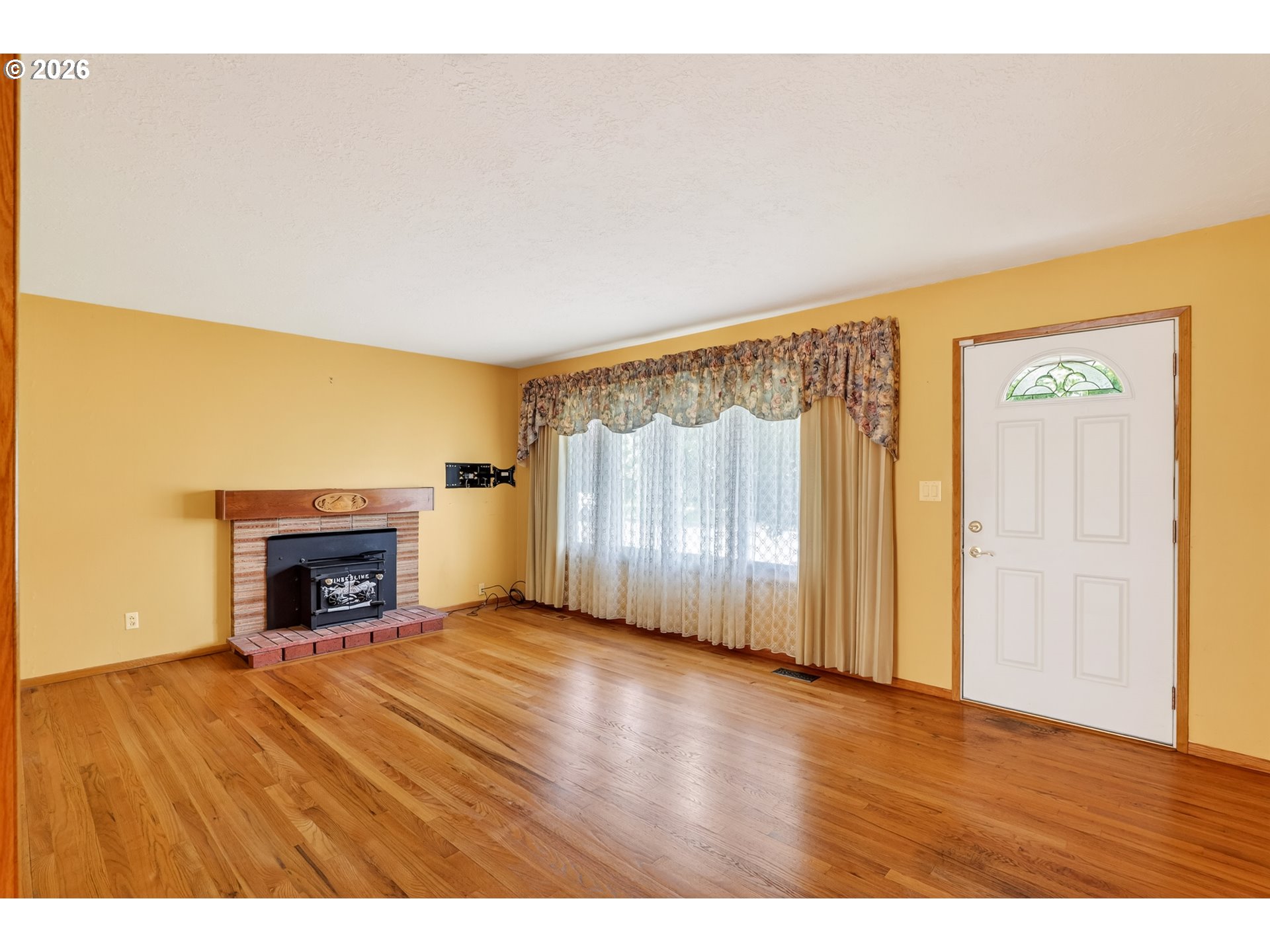 2012 Southeast 185th Avenue Portland, OR 97233 - Photo 6 of 27 Living Room