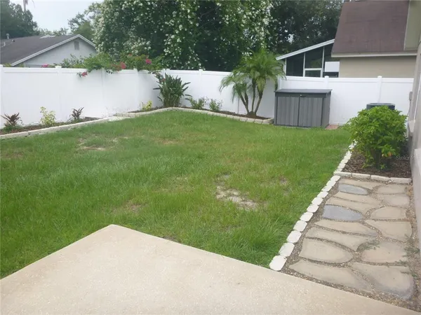 a view of a backyard