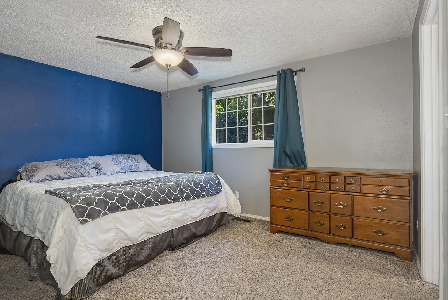 108 Vincent Avenue Central Point, OR 97502 - Photo 7 of 20 Master Bedroom