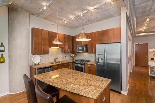 $370,000 | 700 North Larrabee Street, Unit 1406, Chicago, IL 60654