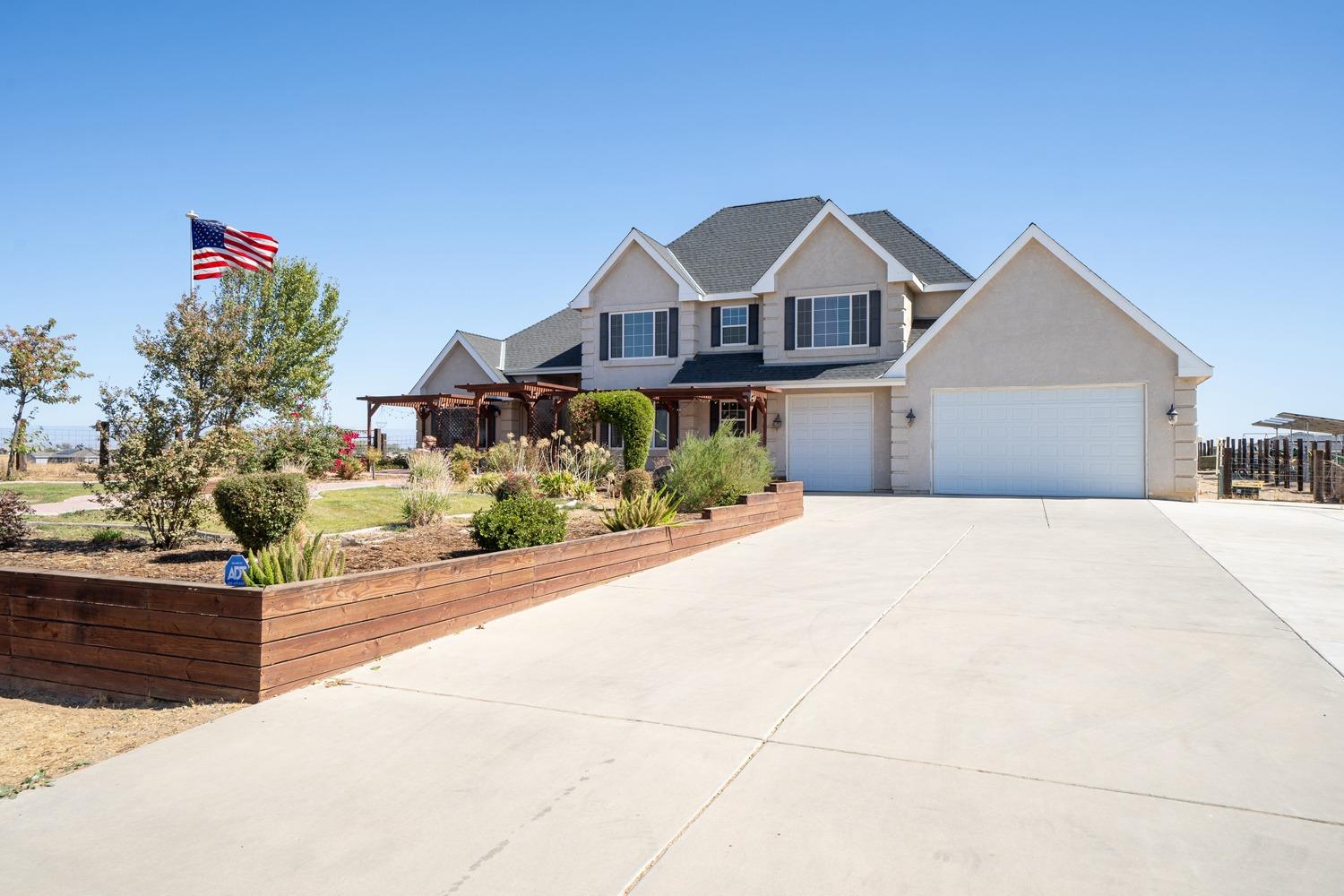 21197 Steward Road Madera, CA 93638 - Photo 5 of 41 a front view of a house with a yard
