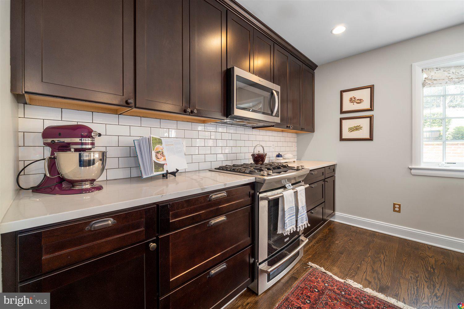 3008 Russell Road Alexandria, VA 22305 - Photo 19 of 56 gourmet kitchen with gas cooking