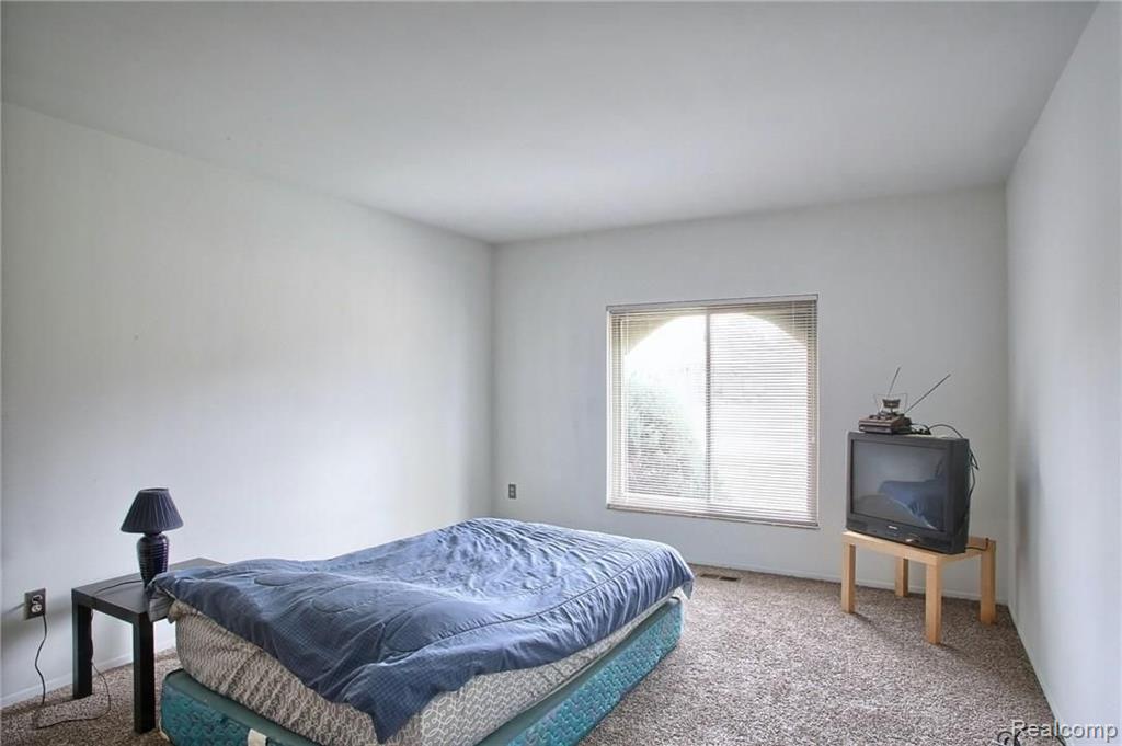 47351 Kathleen Road Macomb, MI 48044 - Photo 16 of 27