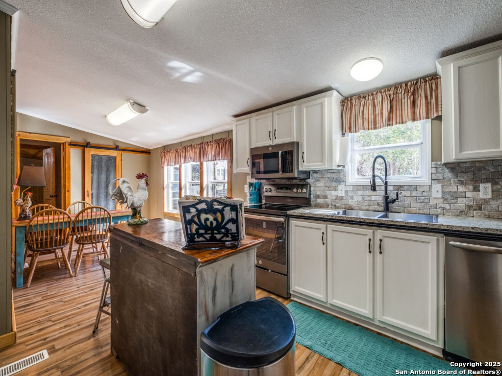 390 Galveston Street Bandera, TX 78003 - Photo 10 of 31