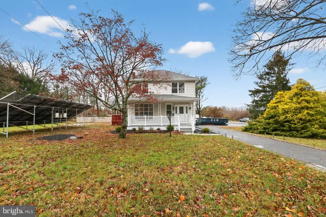 a view of a house with backyard