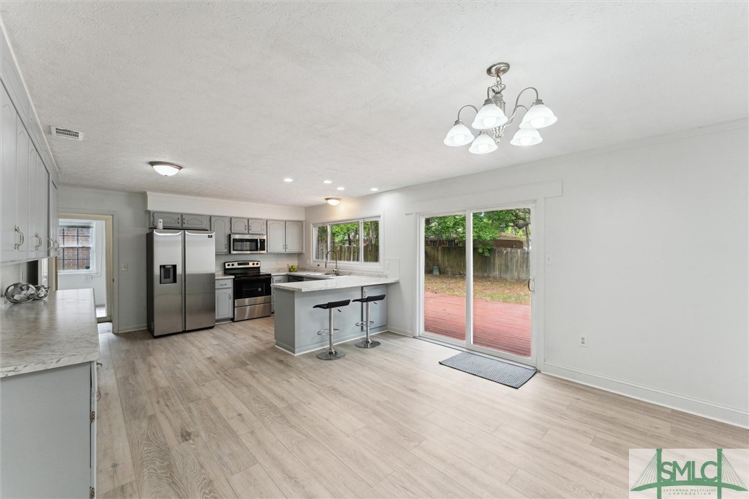 27 Davidson Avenue Savannah, GA 31419 - Photo 11 of 37 Dining / Kitchen Combo with Breakfast Bar